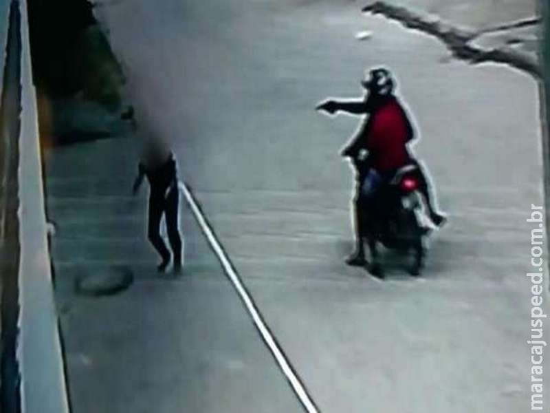 Bandidos apontam arma e levam celular de mulher na Carlota Bandidos apontam arma e levam celular de mulher na Carlota