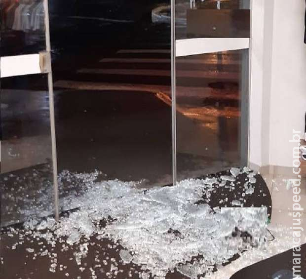 Bandidos quebram porta e ameaçam matar mulher no Parque do Sol Bandidos quebram porta e ameaçam matar mulher no Parque do Sol