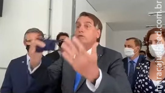 Bolsonaro tira máscara e manda jornalista se calar durante entrevista em SP