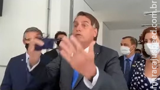 Bolsonaro tira máscara e manda jornalista se calar durante entrevista em SP Bolsonaro tira máscara e manda jornalista se calar durante entrevista em SP
