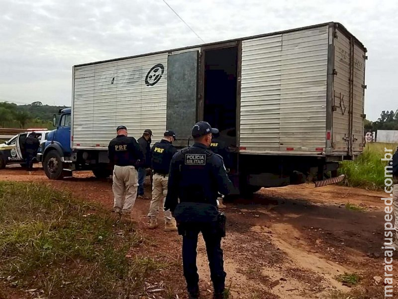 Caminhão de motorista vítima do "falso frete" passa por perícia Caminhão de motorista vítima do "falso frete" passa por perícia