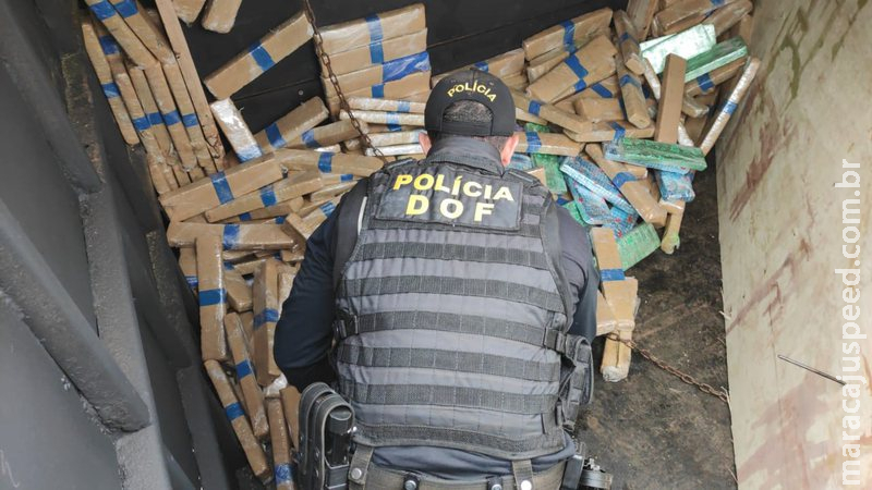Carreta com mais de uma tonelada de maconha é apreendida na MS-386 Carreta com mais de uma tonelada de maconha é apreendida na MS-386