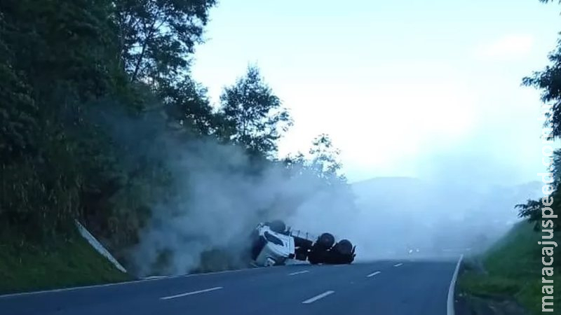 Carreta tomba e derrama ácido clorídrico em rodovia de São Paulo Carreta tomba e derrama ácido clorídrico em rodovia de São Paulo