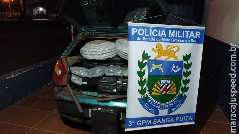 Carro abarrotado com contrabando é apreendido durante abordagem Carro abarrotado com contrabando é apreendido durante abordagem