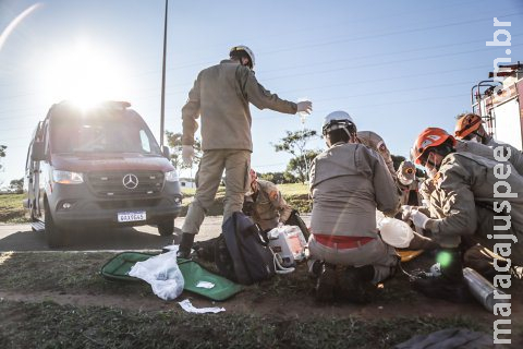 Ciclista atropelado por caminhão está entubado na Santa Casa e precisará de cirurgia de emergência