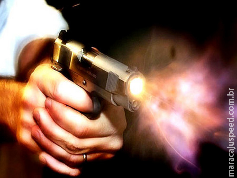 Com ciúmes homem efetua disparos de arma de fogo ao visualizar a vítima saindo de sua residência e despedir da ex esposa Com ciúmes homem efetua disparos de arma de fogo ao visualizar a vítima saindo de sua residência e despedir da ex esposa
