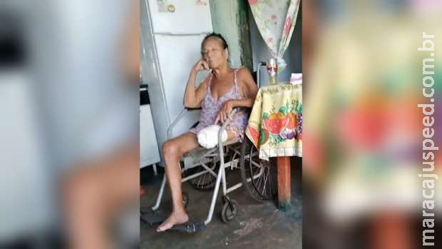 Com perna amputada e na cadeira de rodas, idosa conta com solidariedade de vizinhos