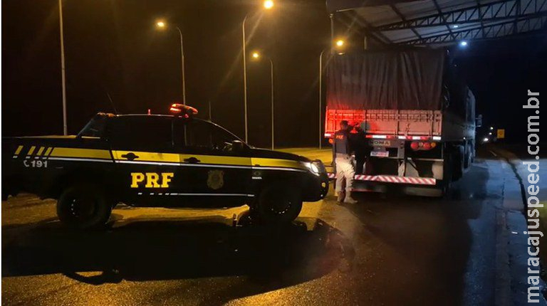 Contrabandista foge da PRF com carga de cigarros avaliada em R$ 2 milhões Contrabandista foge da PRF com carga de cigarros avaliada em R$ 2 milhões