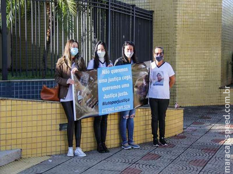 "Coração dói dia e noite": mãe quer justiça por funileiro assassinado após sair para trabalhar "Coração dói dia e noite": mãe quer justiça por funileiro assassinado após sair para trabalhar