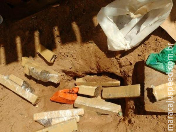 Denúncia leva polícia a maconha enterrada em quintal de casa em Campo Grande Denúncia leva polícia a maconha enterrada em quintal de casa em Campo Grande
