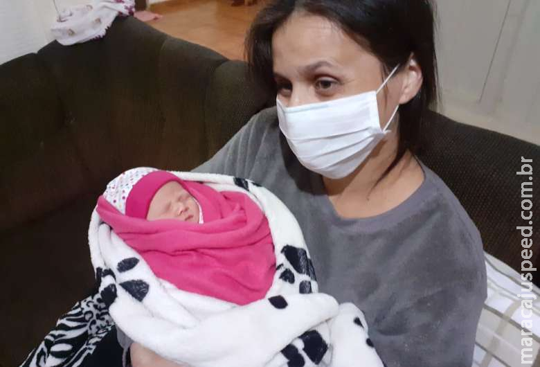 Desenganada por médicos, vítima da Covid "renasce" após cesárea e fala em milagre Desenganada por médicos, vítima da Covid "renasce" após cesárea e fala em milagre