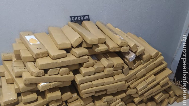 Dois são presos e polícia apreende 272 quilos de maconha no Caiobá Dois são presos e polícia apreende 272 quilos de maconha no Caiobá