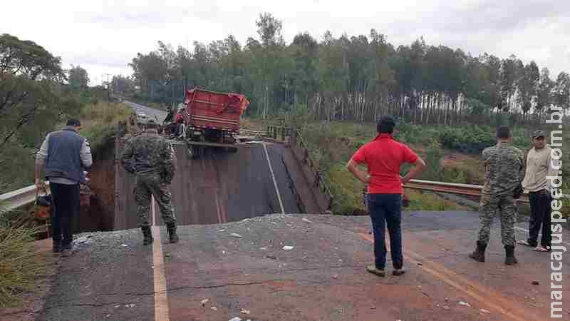 Duas pessoas morrem em queda de ponte no Paraguai Duas pessoas morrem em queda de ponte no Paraguai