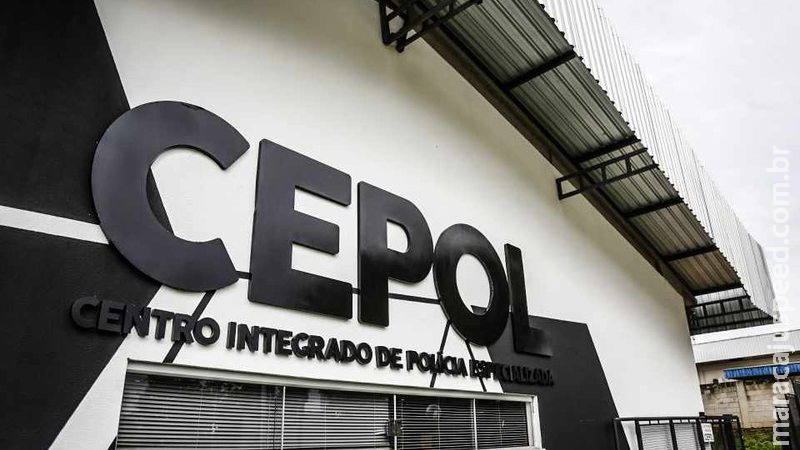 Durante batida em ferro velho, policiais encontram carro furtado ‘depenado’ Durante batida em ferro velho, policiais encontram carro furtado ‘depenado’