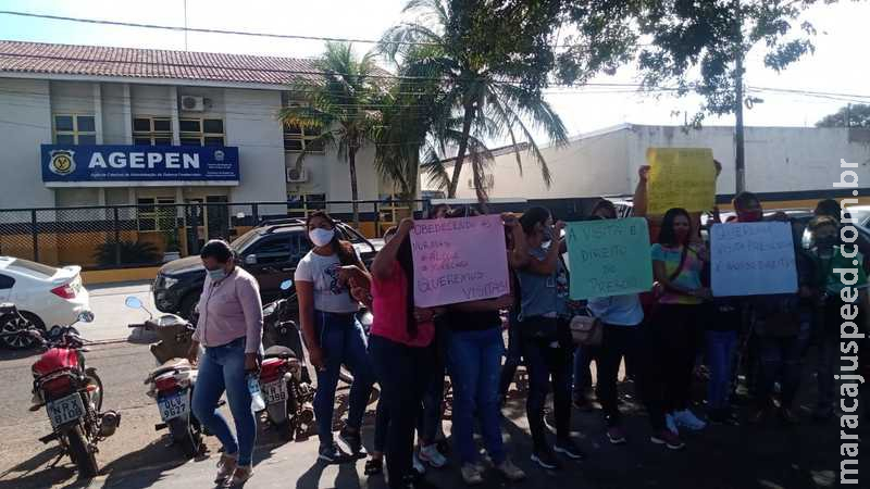 Esposas de presos fazem manifestação por retorno de visitas aos presídios de MS Esposas de presos fazem manifestação por retorno de visitas aos presídios de MS