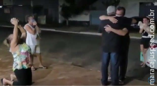 Filho vence covid e mãe agradece de joelhos em MS Filho vence covid e mãe agradece de joelhos em MS