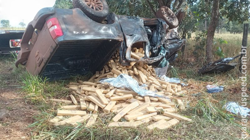 Fugindo da PRF, traficante capota camionete e fica preso nas ferragens Fugindo da PRF, traficante capota camionete e fica preso nas ferragens