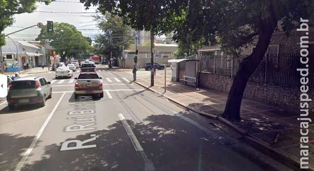 Homem dá informação e acaba assaltado por três bandidos em ponto de ônibus Homem dá informação e acaba assaltado por três bandidos em ponto de ônibus