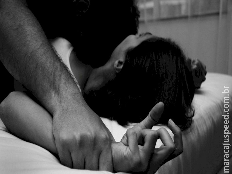 Homem obriga mulher de amigo a fazer sexo oral e leva surra em delegacia Homem obriga mulher de amigo a fazer sexo oral e leva surra em delegacia