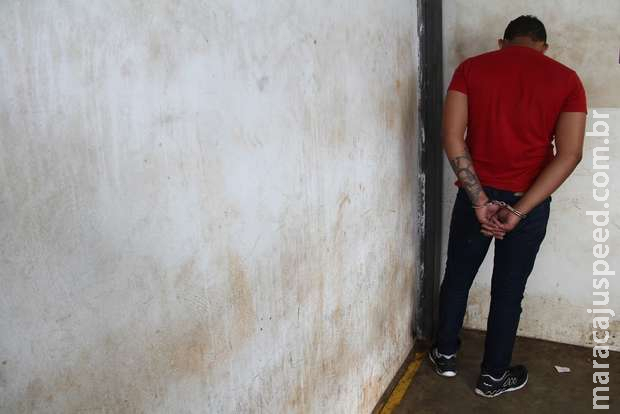 Homem tira fotos de jovem escondido e acaba preso em loja de Campo Grande Homem tira fotos de jovem escondido e acaba preso em loja de Campo Grande