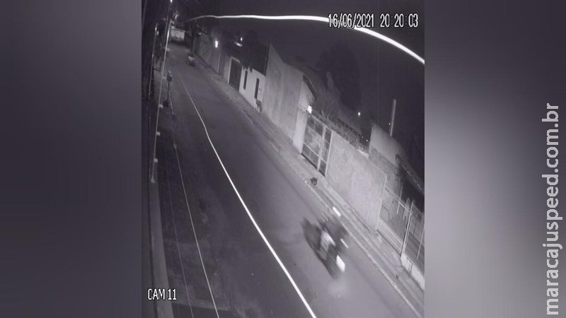Imagens mostram ladrões atirando durante assalto a motociclista em Campo Grande
