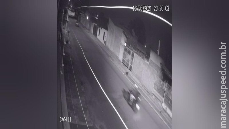 Imagens mostram ladrões atirando durante assalto a motociclista em Campo Grande Imagens mostram ladrões atirando durante assalto a motociclista em Campo Grande