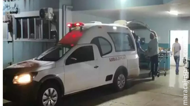 Jovem é levado em estado grave para hospital após levar facada na barriga Jovem é levado em estado grave para hospital após levar facada na barriga