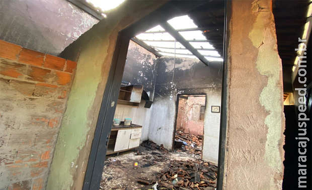 Mãe com dois filhos perde tudo em incêndio em MS Mãe com dois filhos perde tudo em incêndio em MS