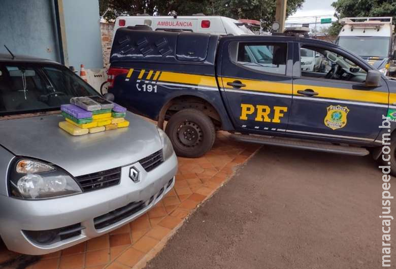 Mãe e filho são presos transportando cocaína em carro que tinha também menor de idade 