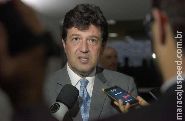 Mandetta parabeniza governador de Goiás após morte de Lázaro