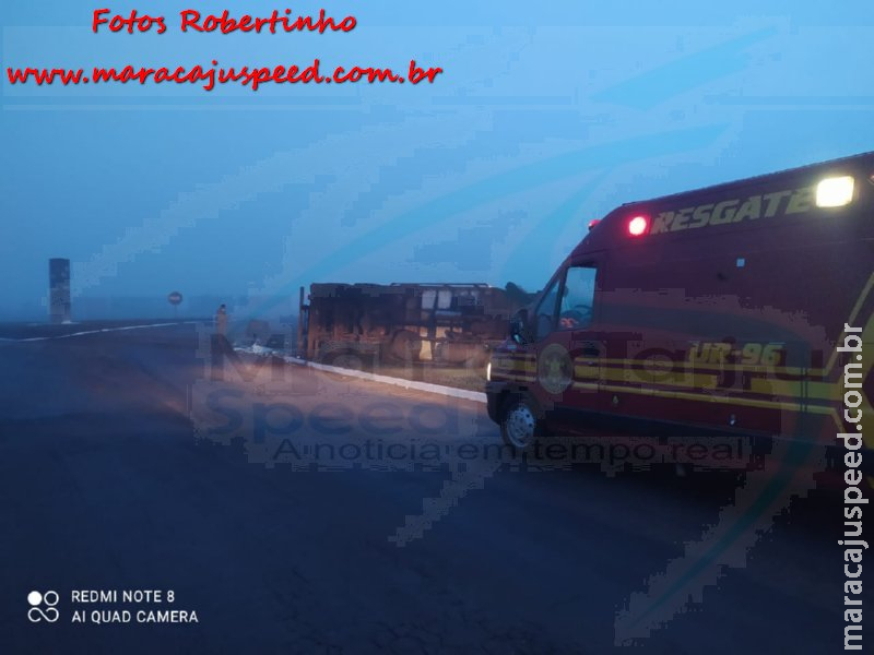 Maracaju: Condutor de caminhão frigorífico carregado com carne, não visualiza rotatória devido a neblina, colidi contra enorme pedra e tomba Maracaju: Condutor de caminhão frigorífico carregado com carne, não visualiza rotatória devido a neblina, colidi contra enorme pedra e tomba