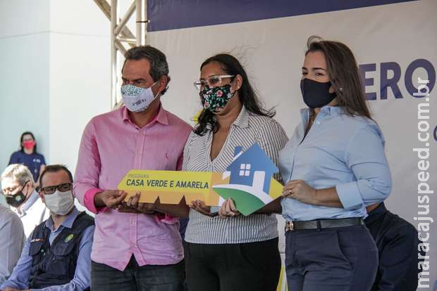 Marquinhos deseja felicidades para moradores durante entrega de apartamentos em Campo Grande Marquinhos deseja felicidades para moradores durante entrega de apartamentos em Campo Grande