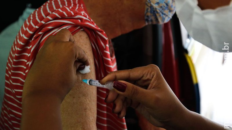 Menos mortes de idosos por covid-19 indicam avanço de vacina