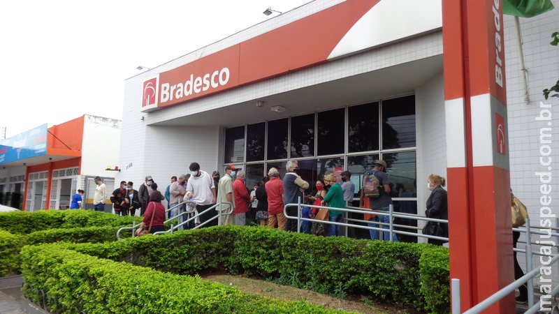 Mesmo obrigados, bancos prejudicam consumidores com espera superior a 2 horas e longas filas, diz MPMS Mesmo obrigados, bancos prejudicam consumidores com espera superior a 2 horas e longas filas, diz MPMS