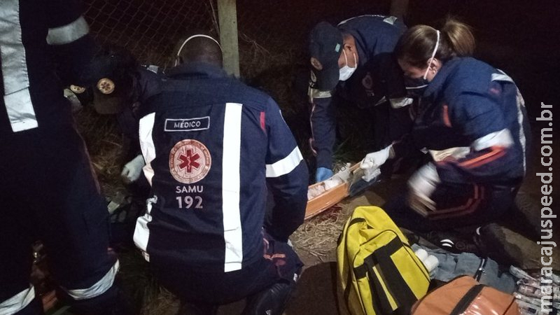 Motociclista bate em alambrado e garupa morre ao bater cabeça em pilastra de concreto