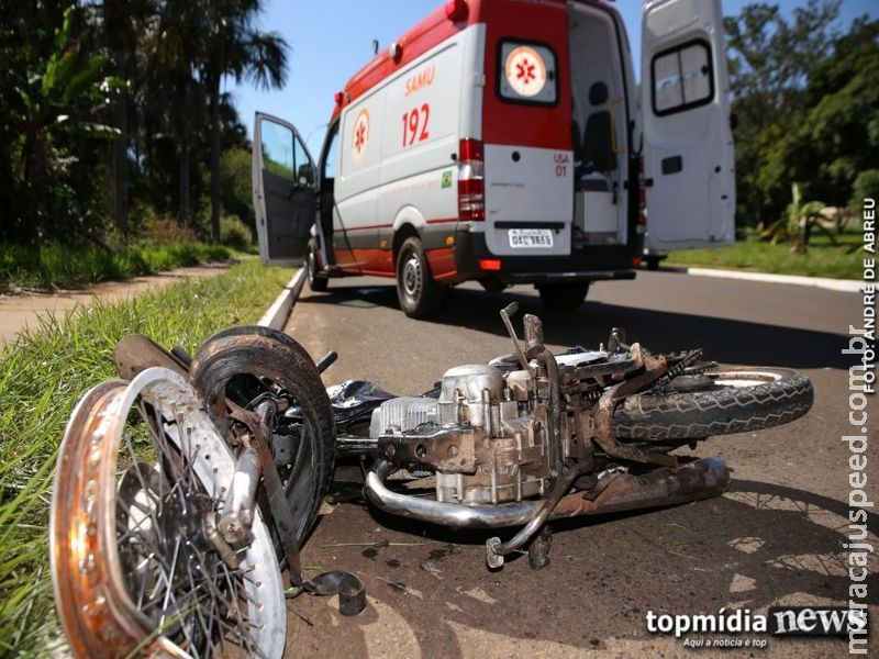 Motociclista que bateu de frente com eucalipto morre na Santa Casa