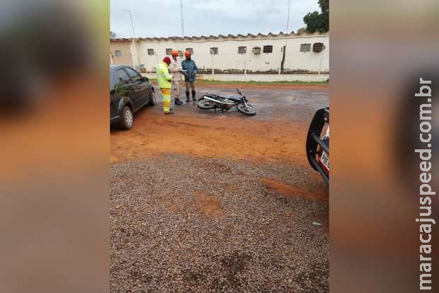 Motociclista tem perna esmagada em acidente com caminhão em Campo Grande Motociclista tem perna esmagada em acidente com caminhão em Campo Grande