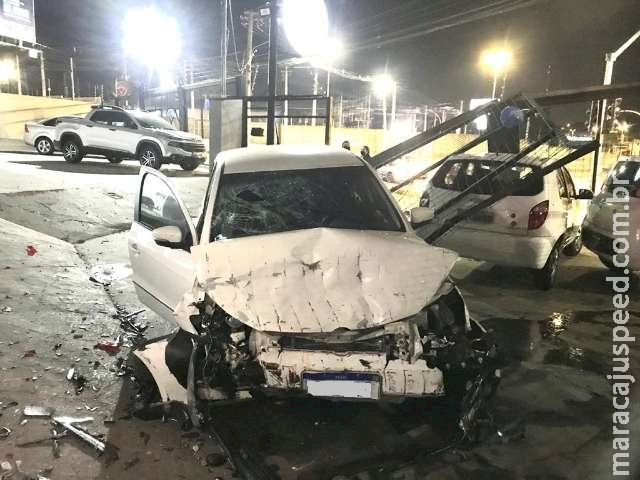 Motorista avança por rotatória, destrói portão e bate em 3 veículos de loja Motorista avança por rotatória, destrói portão e bate em 3 veículos de loja