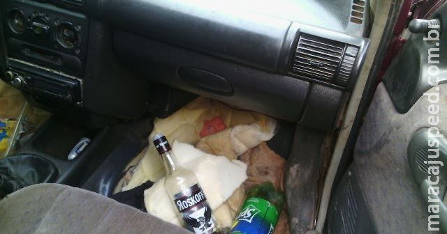 Motorista bate em tabacaria, foge e acaba preso com garrafa vodka em carro Motorista bate em tabacaria, foge e acaba preso com garrafa vodka em carro
