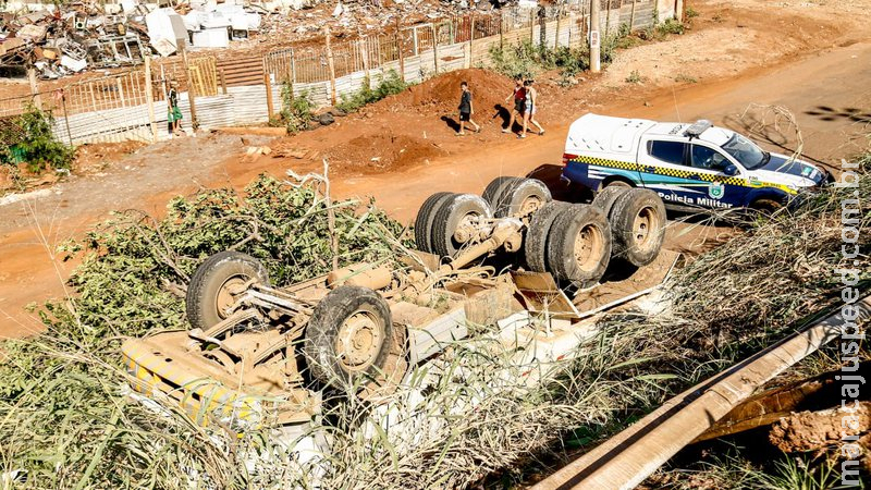 Motorista é ‘fechado’ e cai com caminhão de pontilhão com carga de pedras em Campo Grande Motorista é ‘fechado’ e cai com caminhão de pontilhão com carga de pedras em Campo Grande