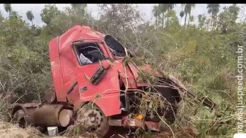 Motorista perde controle e tomba carreta com calcário BR-267