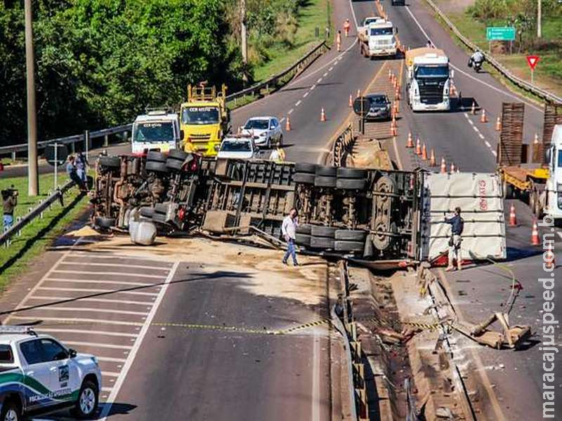 Motorista que tombou carreta na BR-163 estava bêbado Motorista que tombou carreta na BR-163 estava bêbado