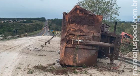 Motorista tomba carreta bitrem carregada de calcário na BR-267