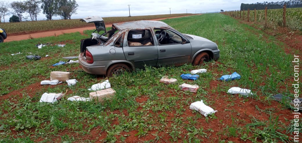 Mulher capota carro em Dourados carregado de produtos do Paraguai