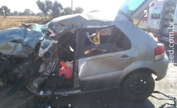 Mulher morre após acidente entre carro e carreta em MS Mulher morre após acidente entre carro e carreta em MS