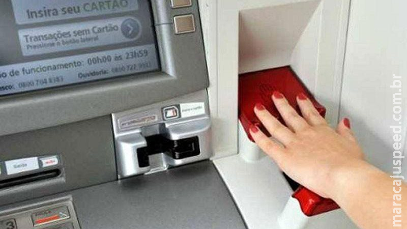 No caixa eletrônico: idosa perde R$ 18 mil após ajuda de falso funcionário de banco No caixa eletrônico: idosa perde R$ 18 mil após ajuda de falso funcionário de banco