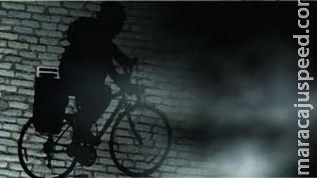 O tarado da bicicleta volta a atacar e aperta nádegas de mulher O tarado da bicicleta volta a atacar e aperta nádegas de mulher