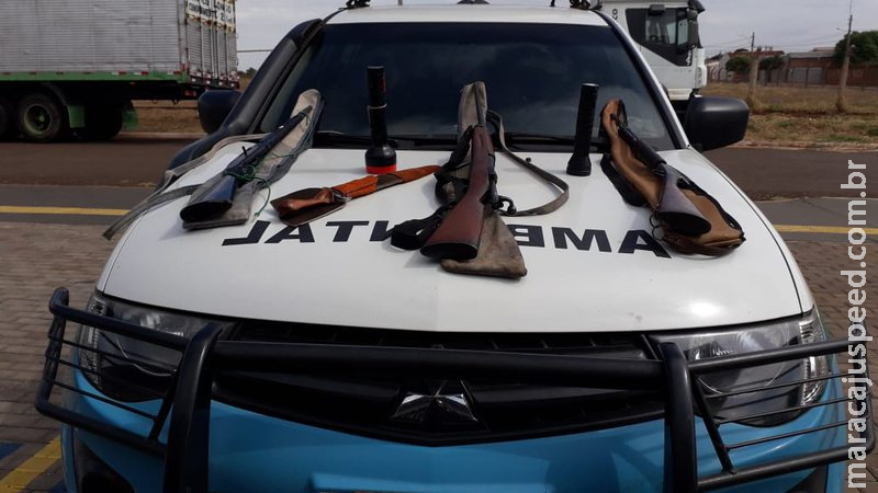 Pai e filho são presos por porte ilegal de arma de fogo e caça de ave silvestre Pai e filho são presos por porte ilegal de arma de fogo e caça de ave silvestre