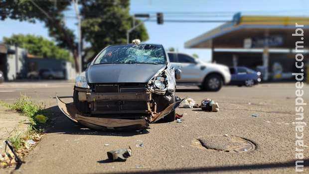 Passageira morre em acidente entre carro e moto na Avenida das Bandeiras