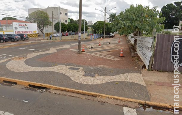 Pedestre entrega celular, carteira e relógio para ladrões com faca no Centro